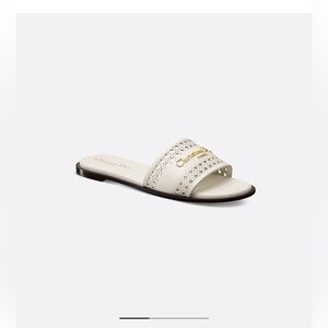 D-Lane Slide
White Calfskin with Openwork Microcannage Motif